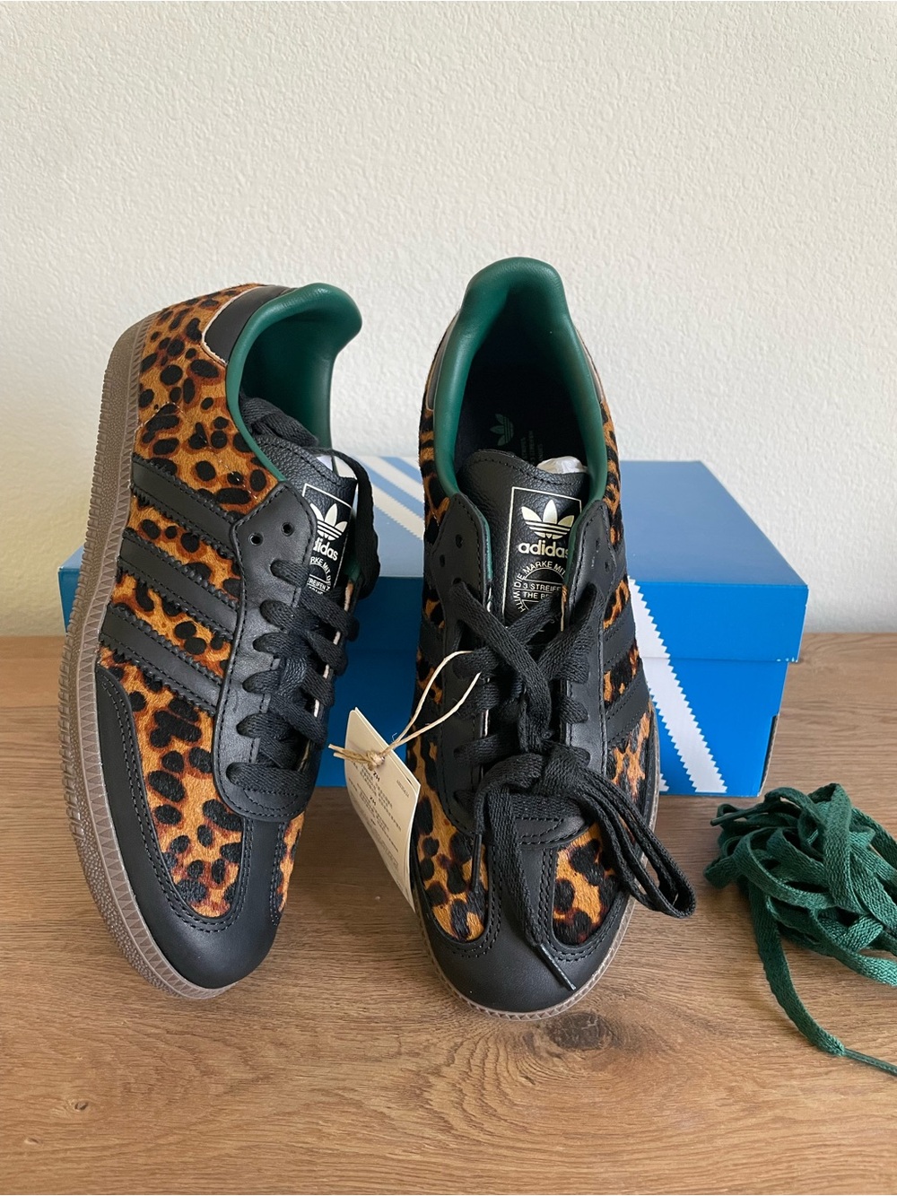 NWT Women’s Adidas Samba OG Sneaker Size 8 - Picture 2 of 8
